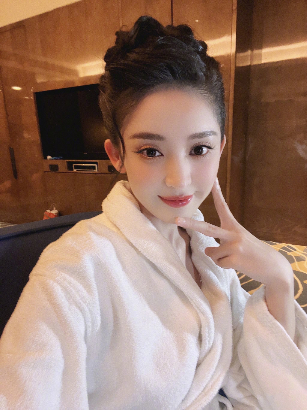 娜扎睡袍自拍，这你受得了吗