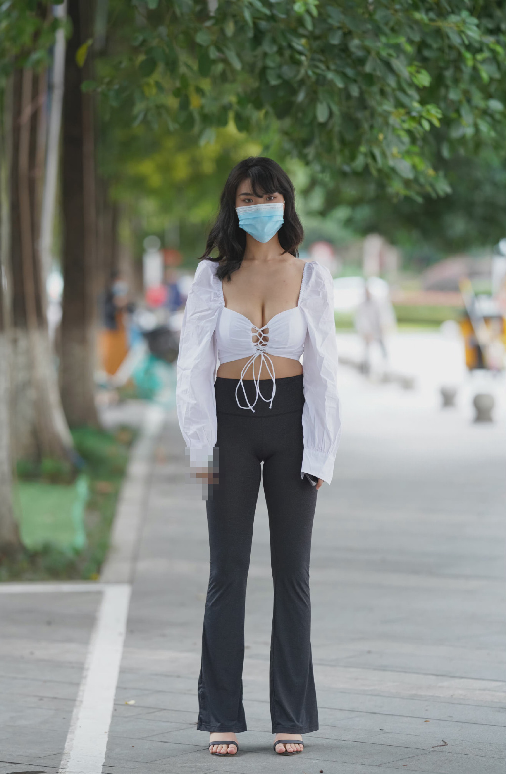 小姐姐身材好正点！上街纯属送福利