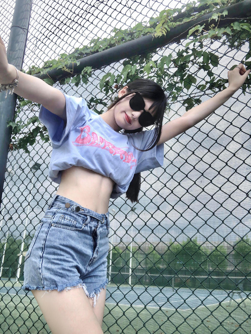 还是大学生会玩，校园自拍性感喷血