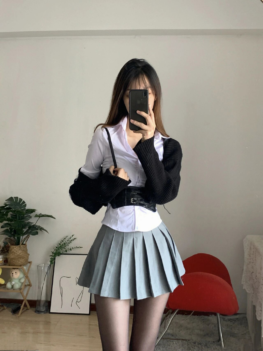 百褶裙配黑丝，性感可爱都是她