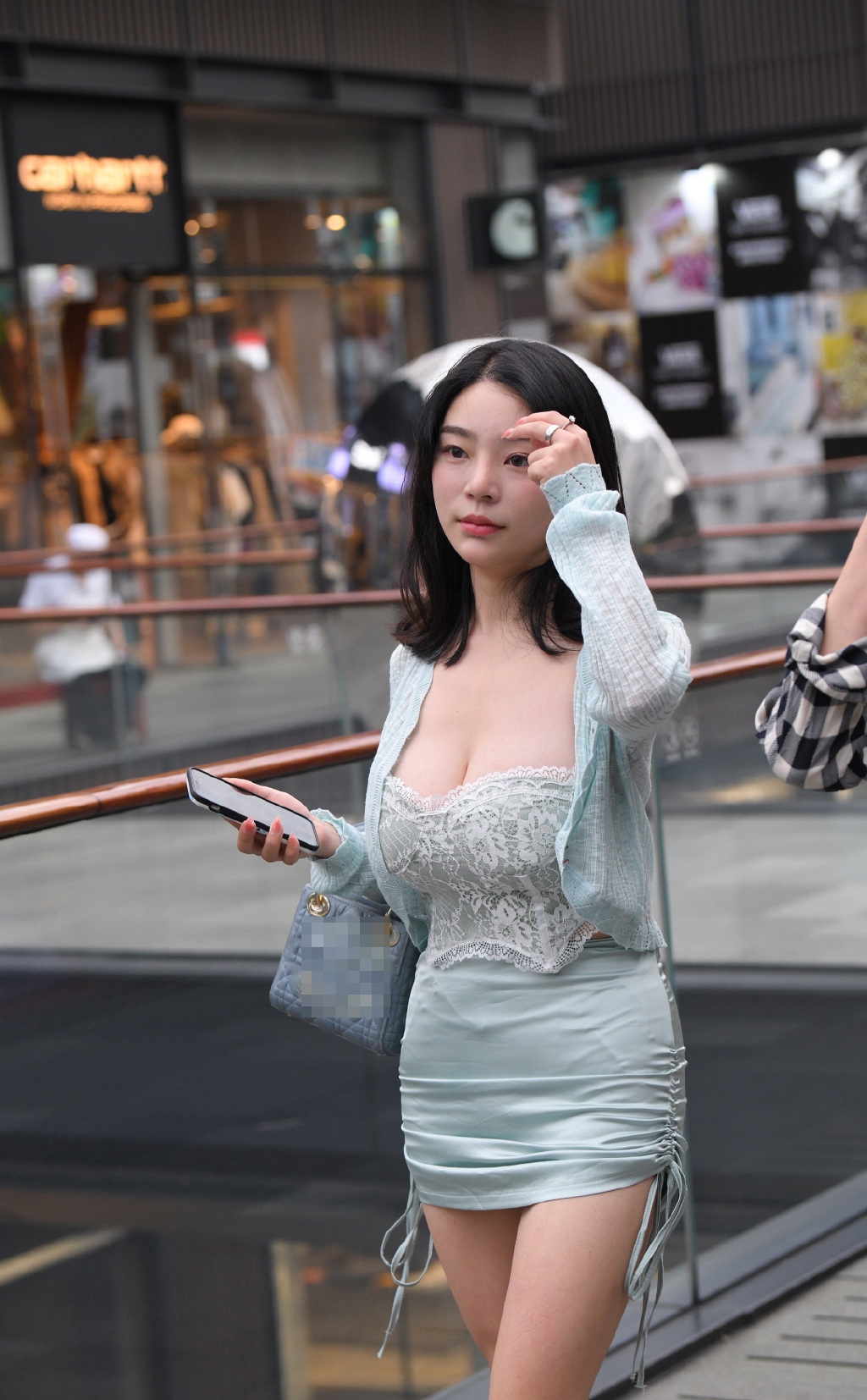 美女街头斗艳，一个个的都好香艳