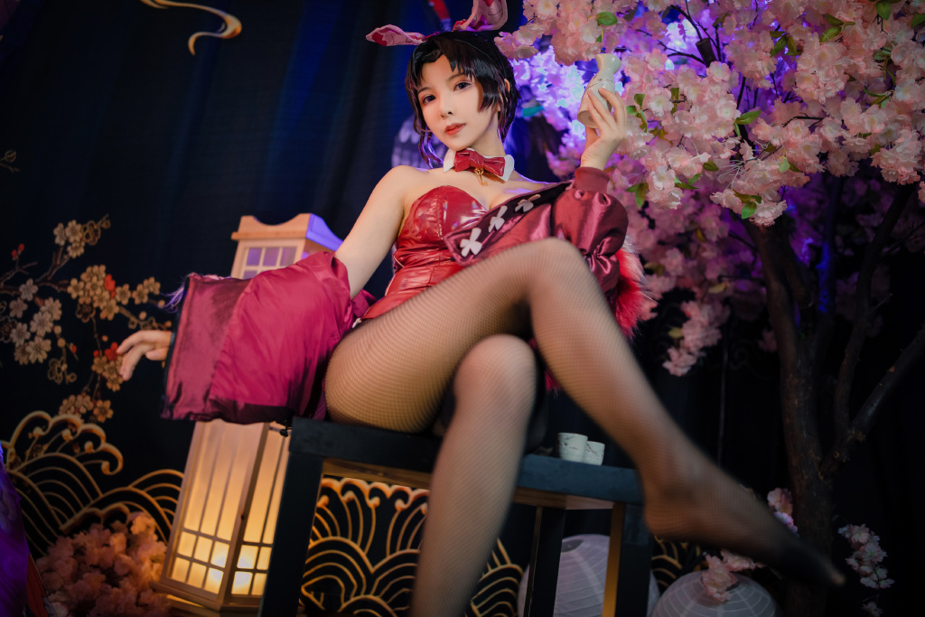 美女露着腿，你流着口水