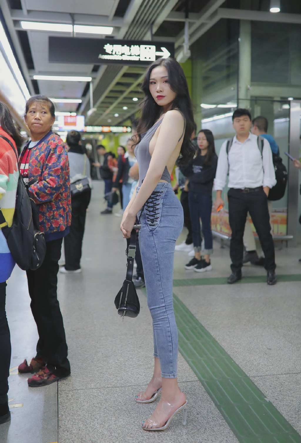 地铁这么香艳，干嘛还要买车