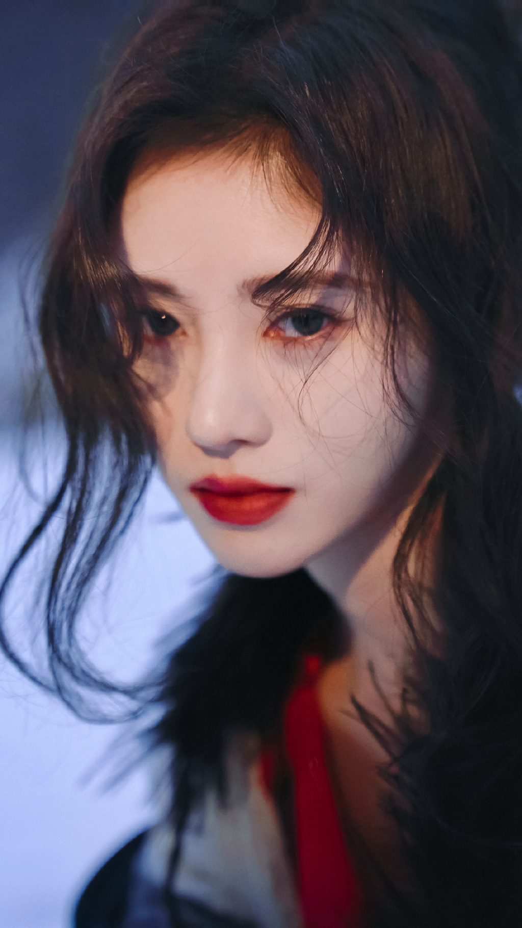 美艳动人！鞠婧祎雪地红裙氛围感大片