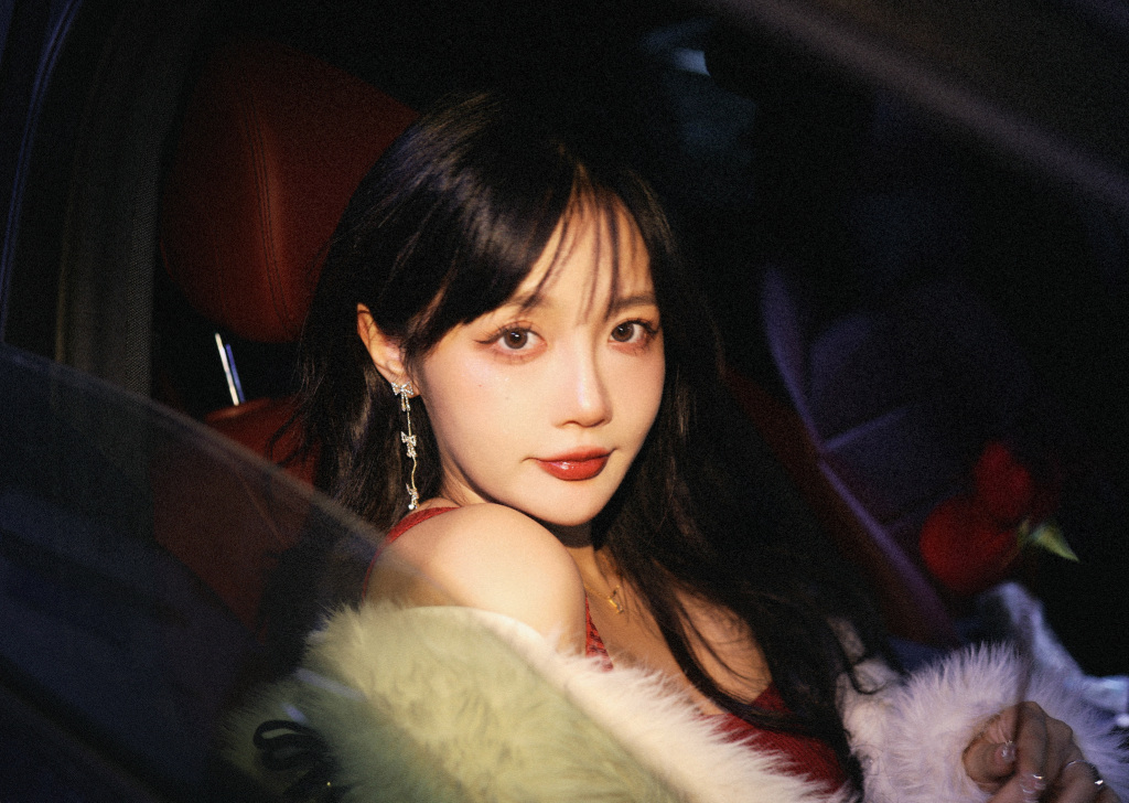 带一束花接女朋友下班，浪漫很简单