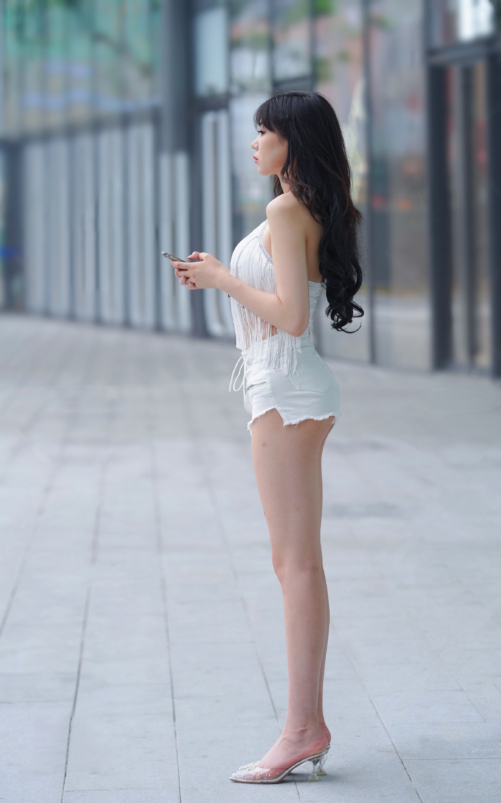 不敢太靠近，怕被她吸干