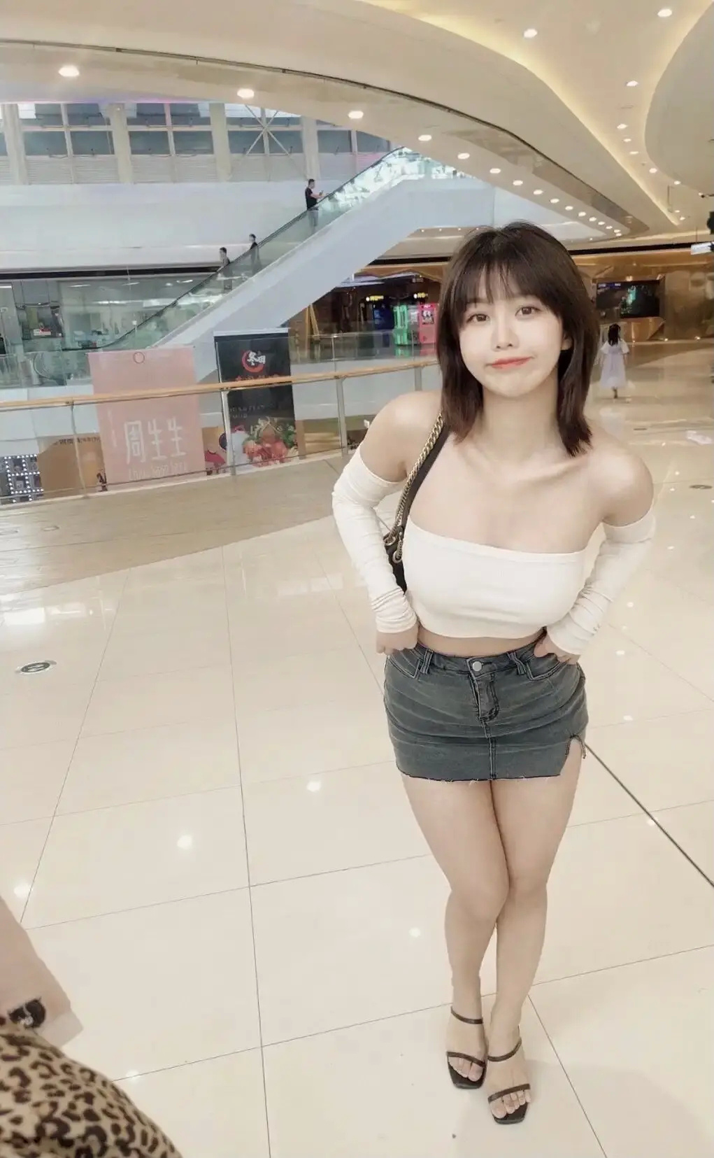 别的没什么，就是担心她衣服掉下来
