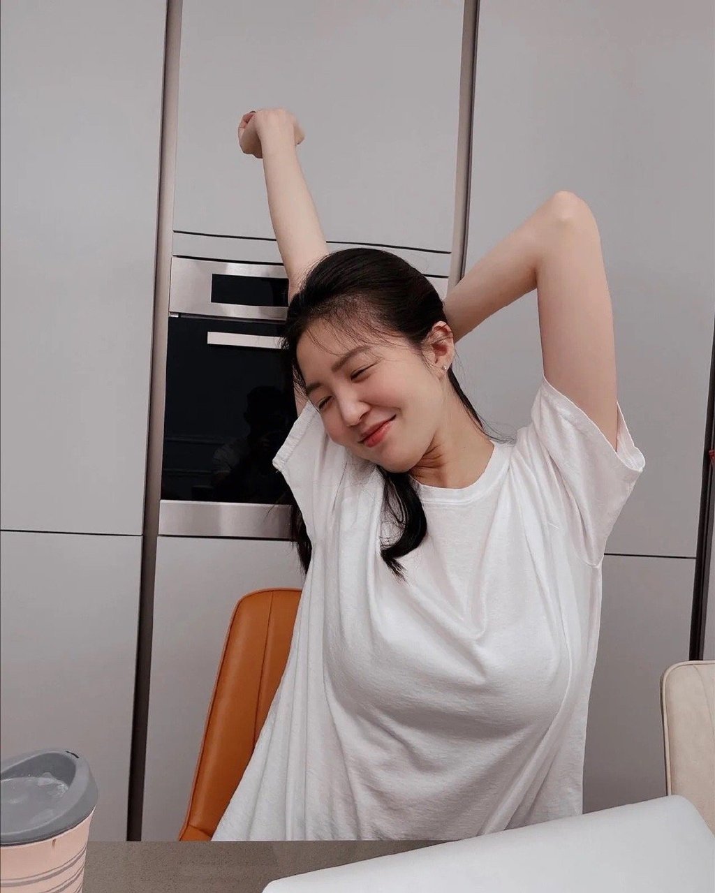 伸个懒腰，暴露了