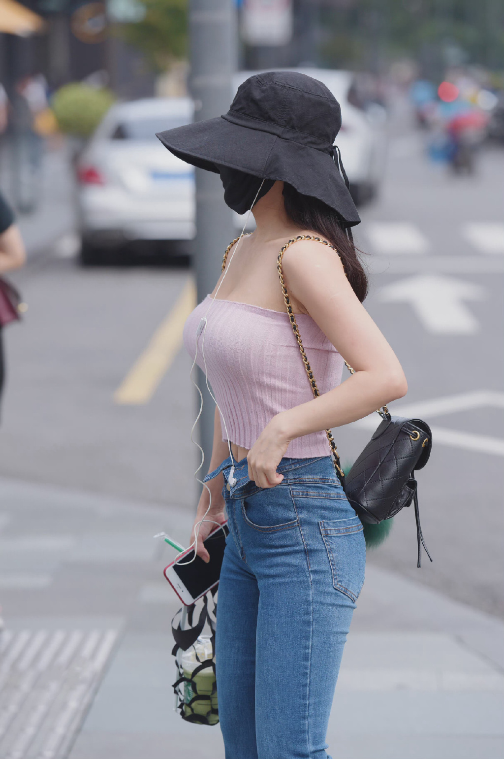 美女街拍！那些白白的大腿真诱人