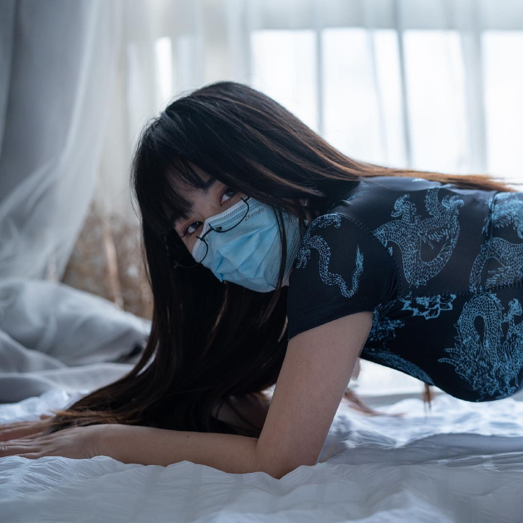 娜娜姐，在床上，做，平板支撑？