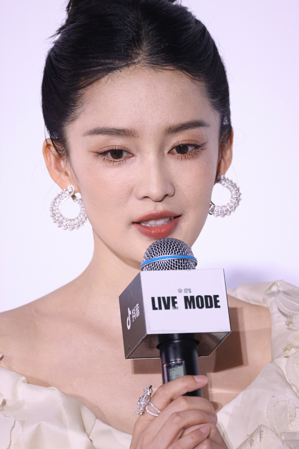 喜闻乐见的女明星PK环节，高清怼脸