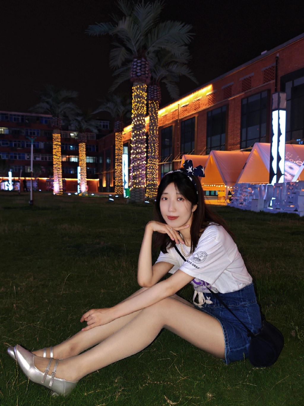 夜色下的灰色丝袜与银亮鞋子
