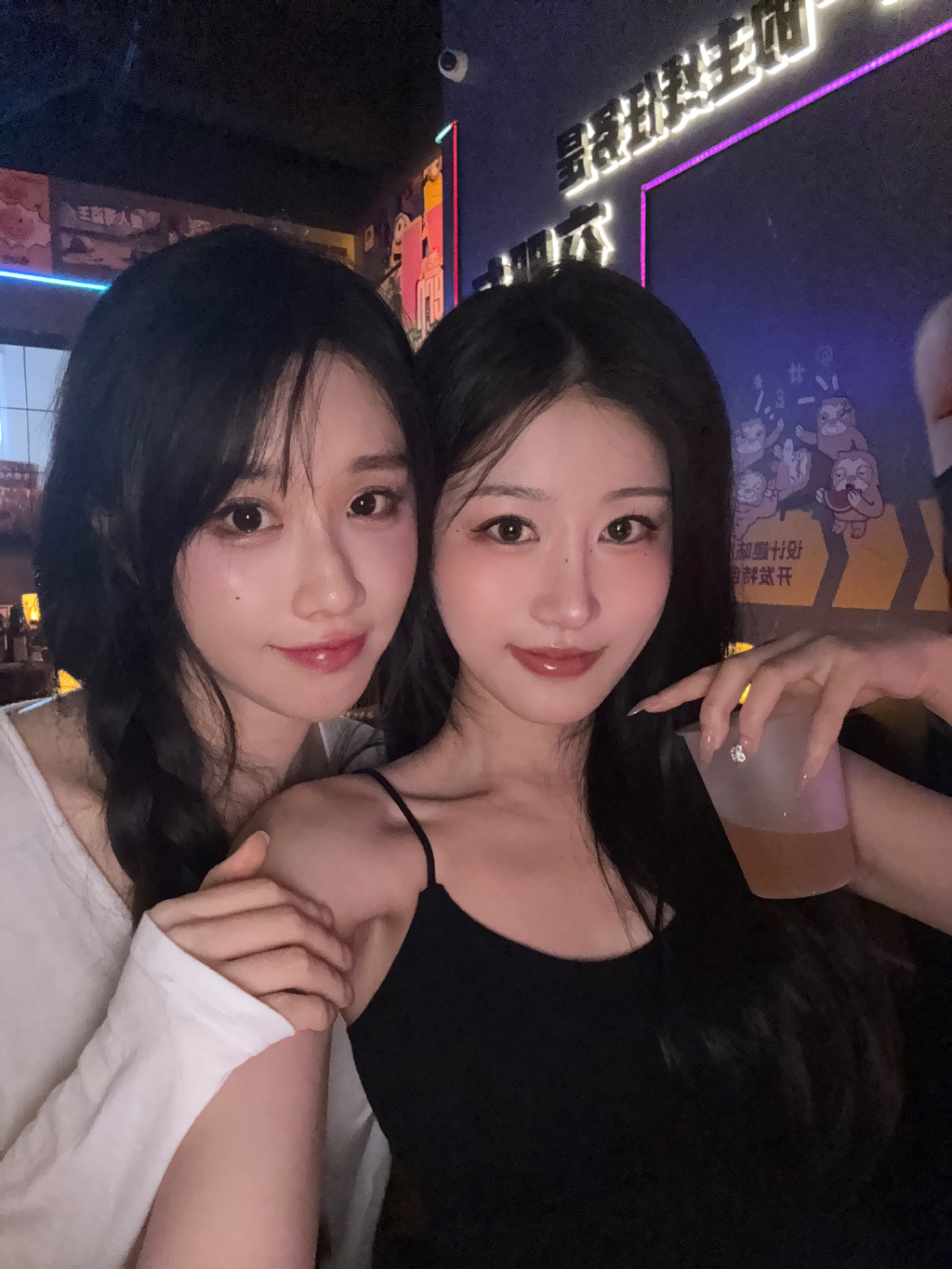 轩子和她的姐妹们，正在放纵