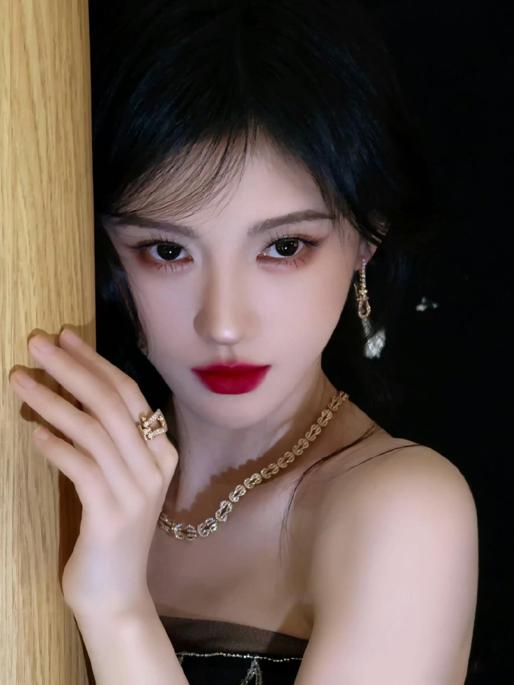 蛇蝎美人鞠婧祎，反差感十足