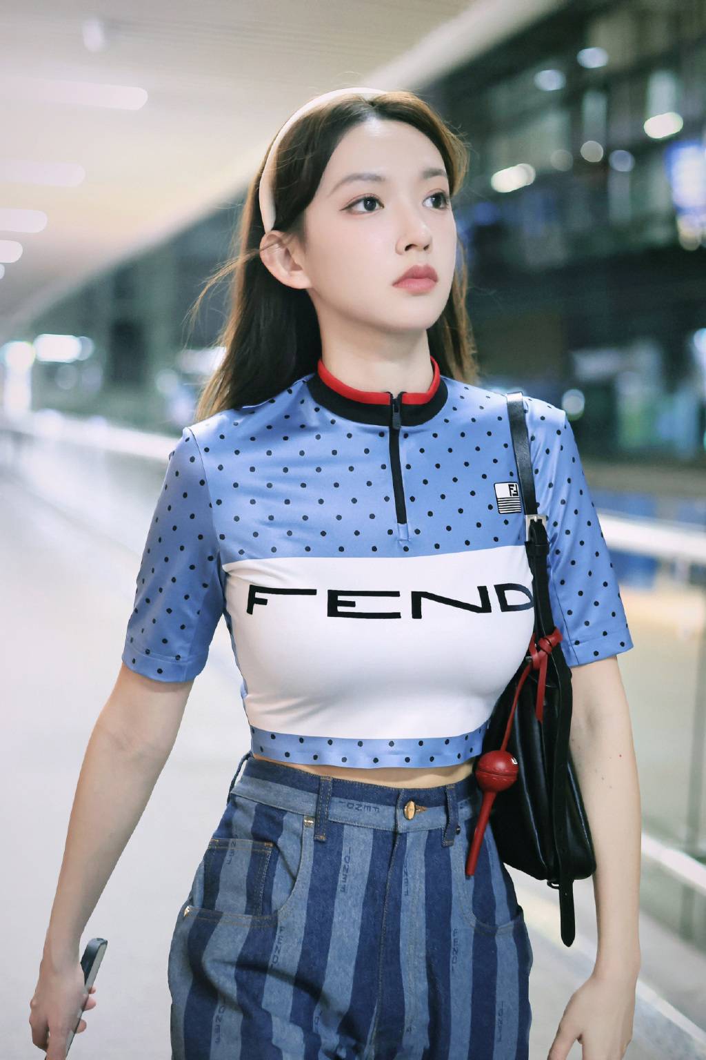 在机场的程潇，鼓鼓的