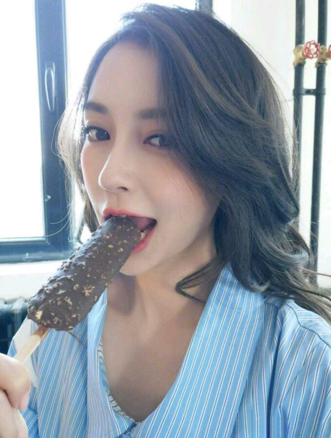 Baby颖妈诱惑吃雪糕