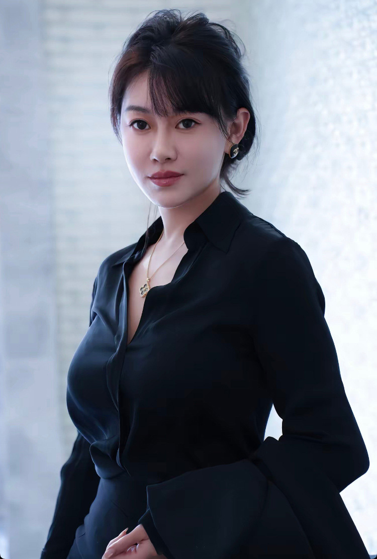 气质人妻，成熟端庄