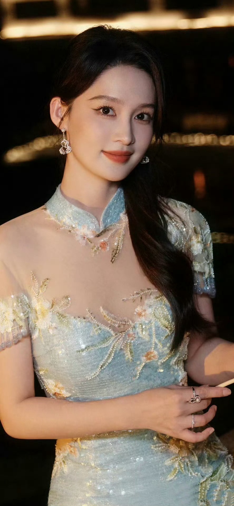 李沁穿旗袍，眼睛无敌的享受