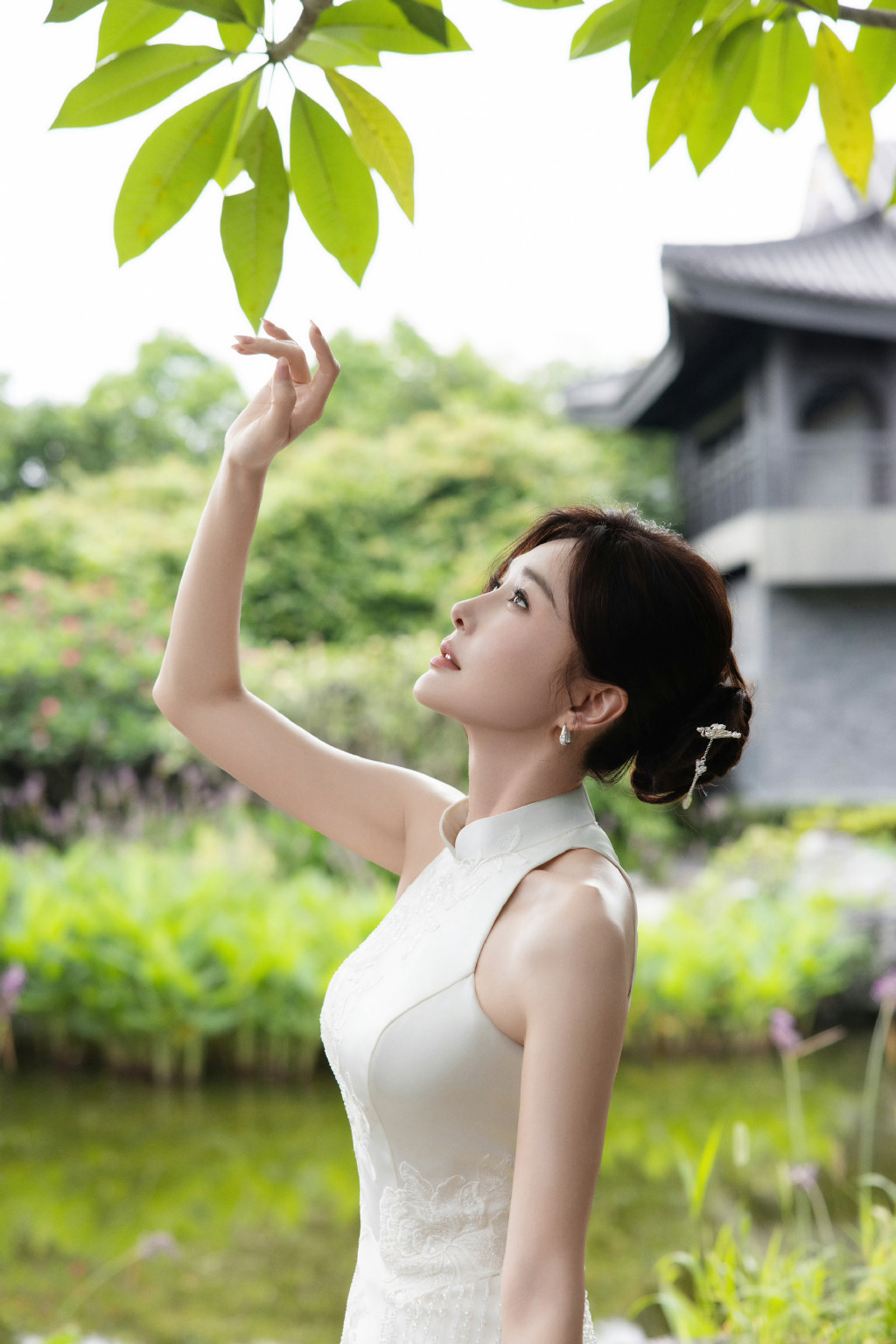 秦岚阿姨穿旗袍也是韵味满满