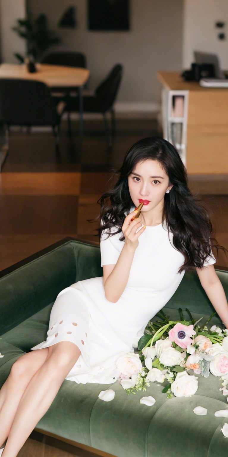 杨幂：红唇白裙大长腿