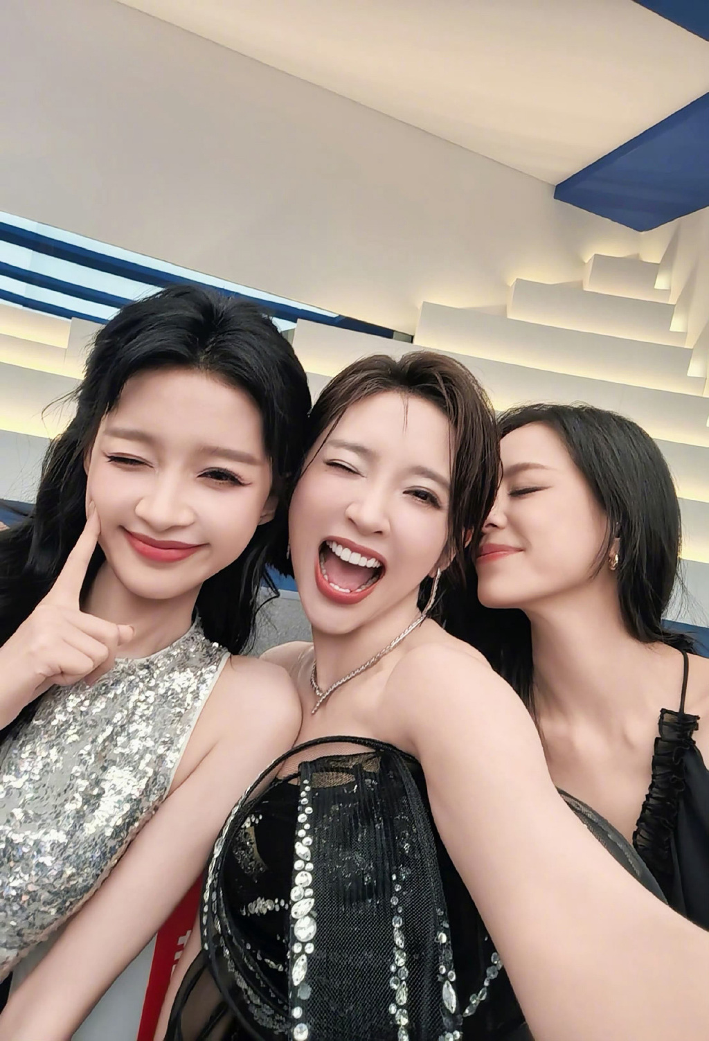 爱吐舌的唐艺昕