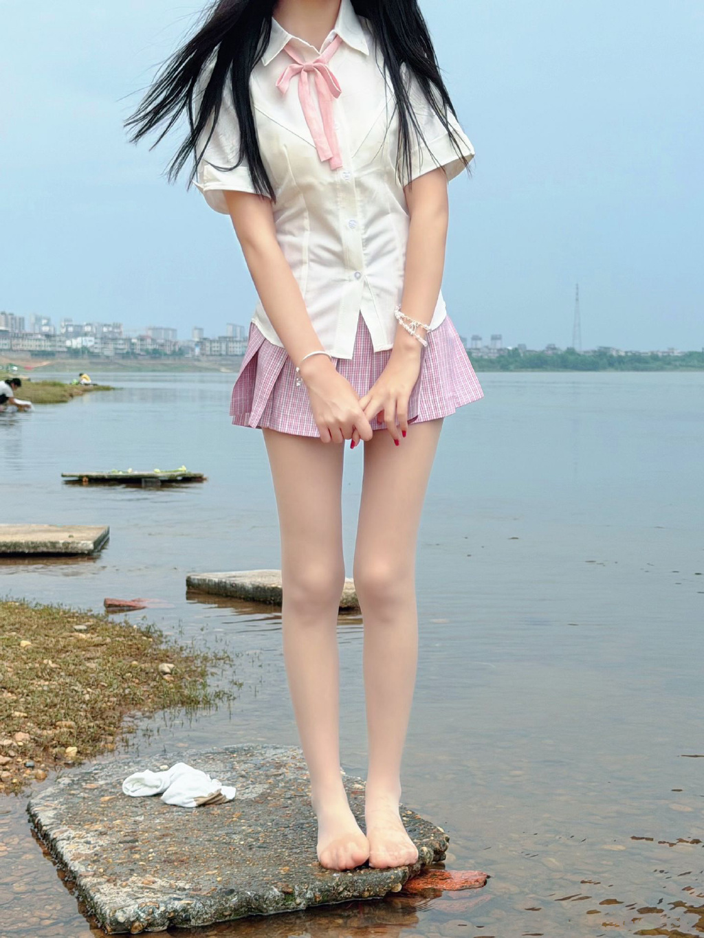 玩水把袜子弄湿了吧！