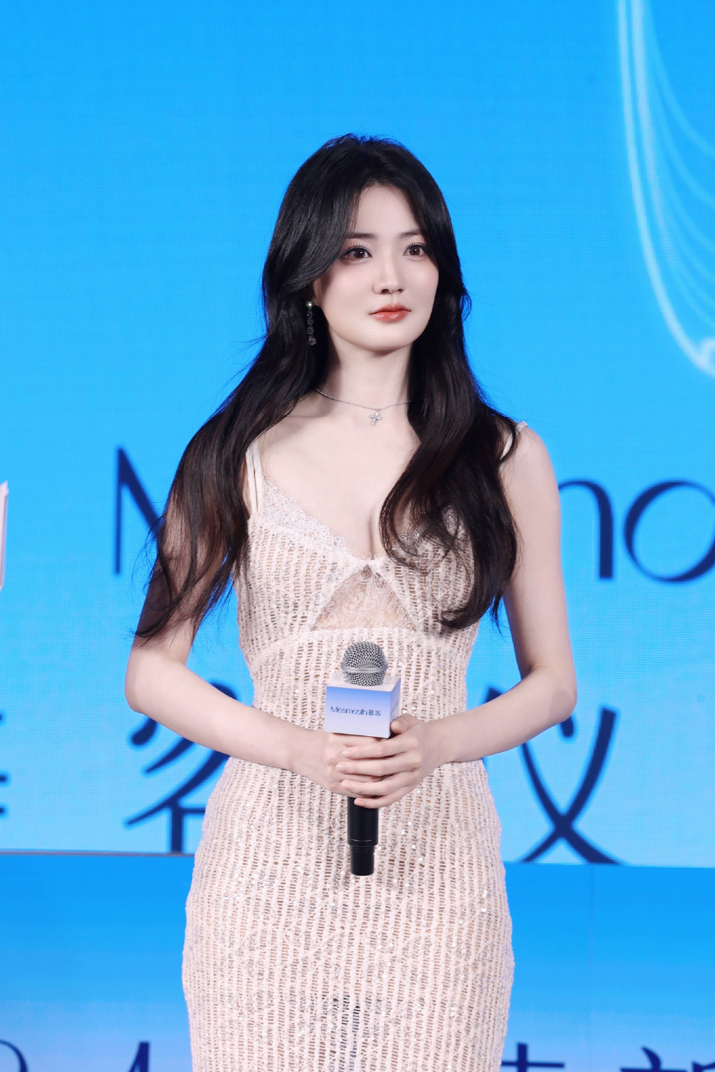 徐璐柔光衬美人，风情而不自知