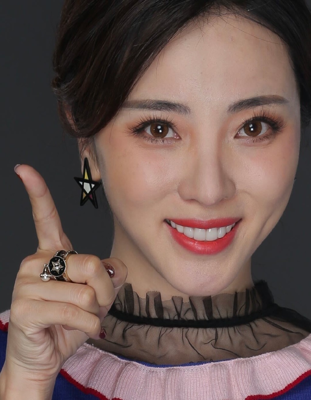 主持人李思思生图怼脸状态