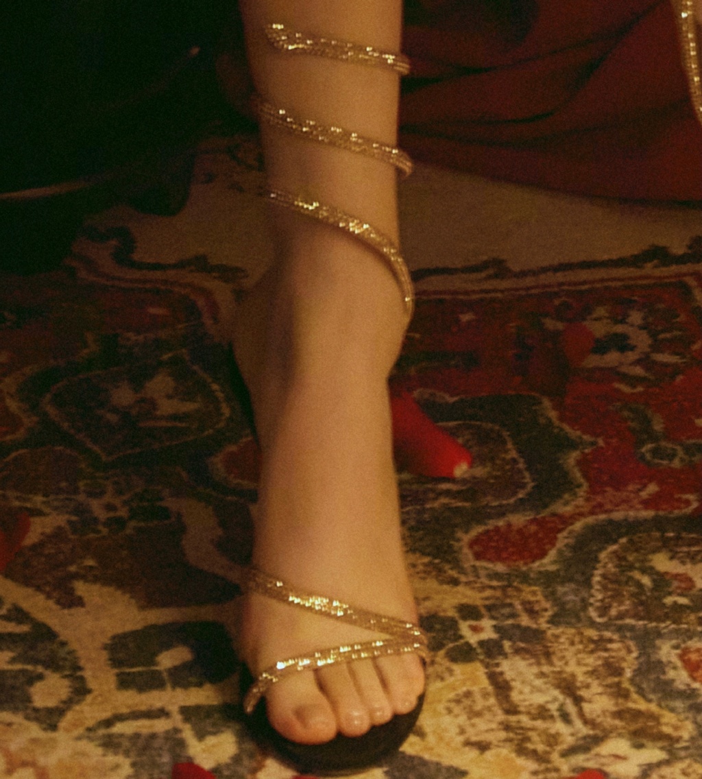 孙怡👠：金色水钻环绕式绑带高跟凉鞋