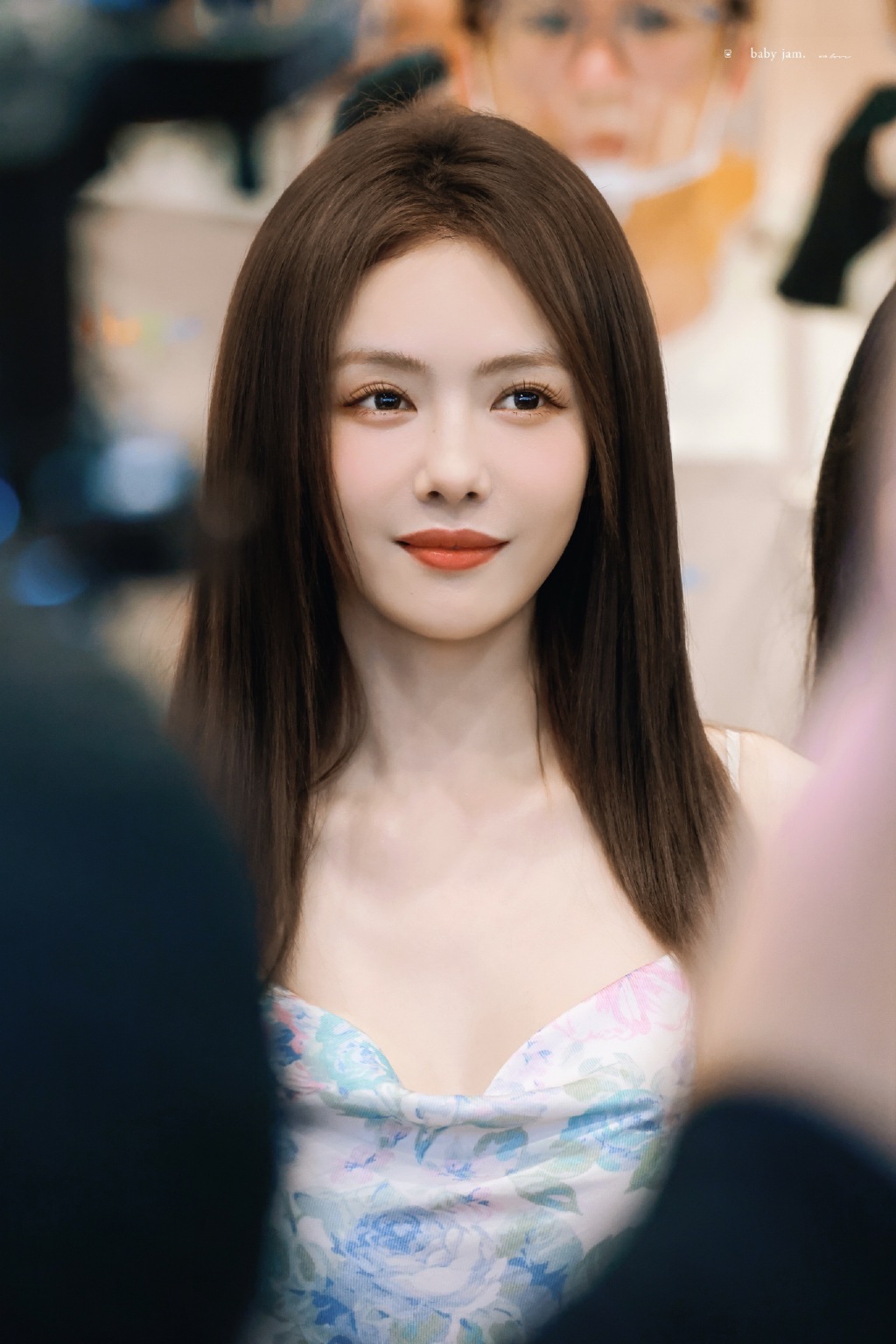 蔡文静一袭碎花长裙，自带温婉柔光