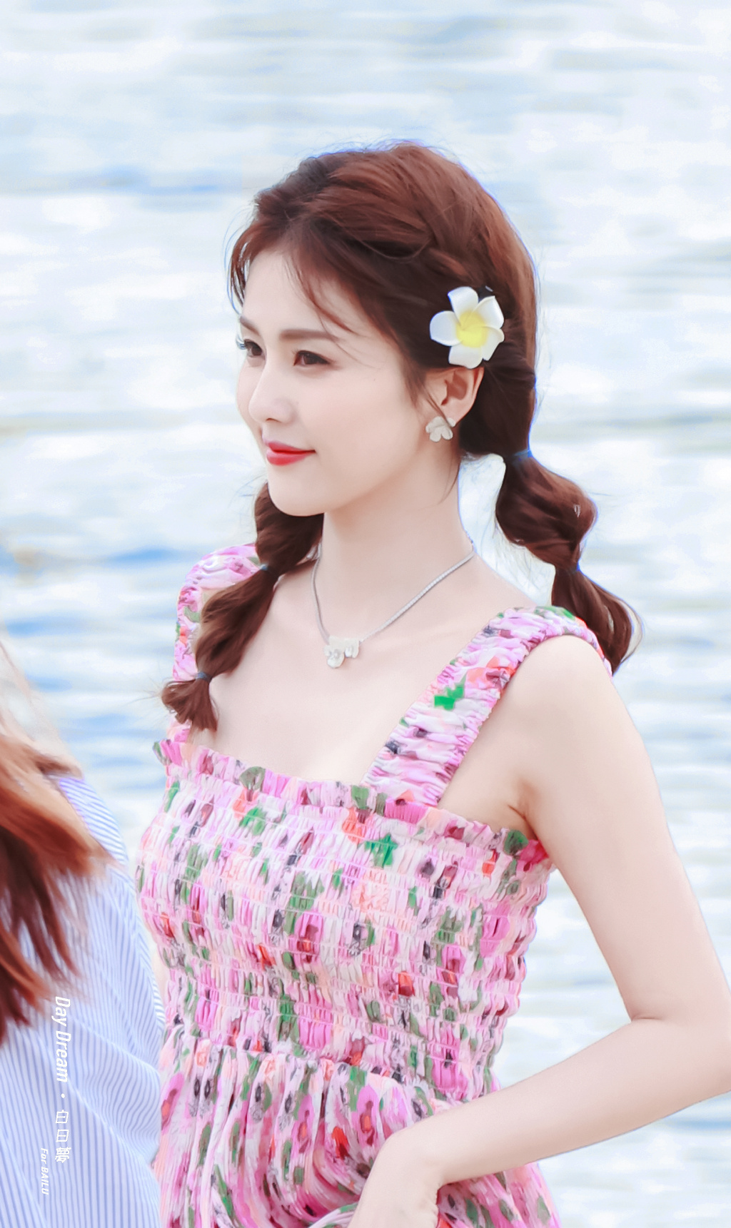 白鹿浅夏温柔序章，藏在碎花吊带裙里