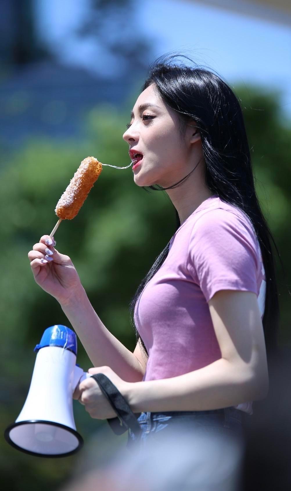 周洁琼吃芝士棒真厉害，好会吃啊