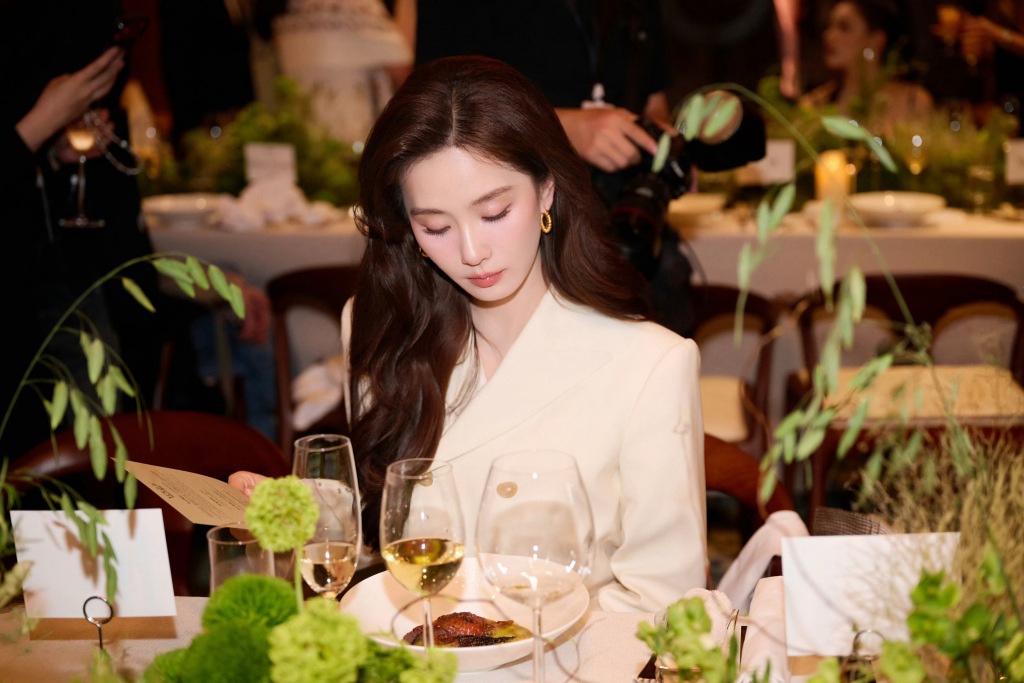 诗诗妈妈的这张高冷反差脸看一次给一次