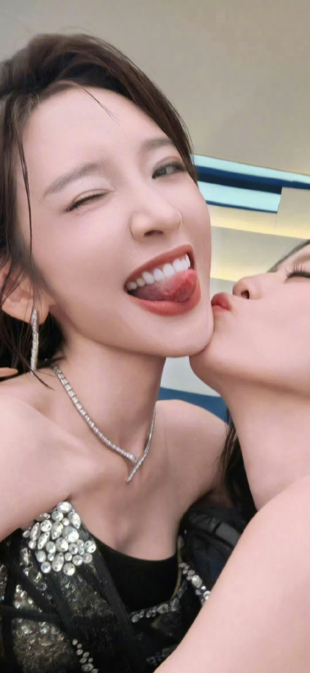 唐艺昕嫂子真爱伸舌头啊