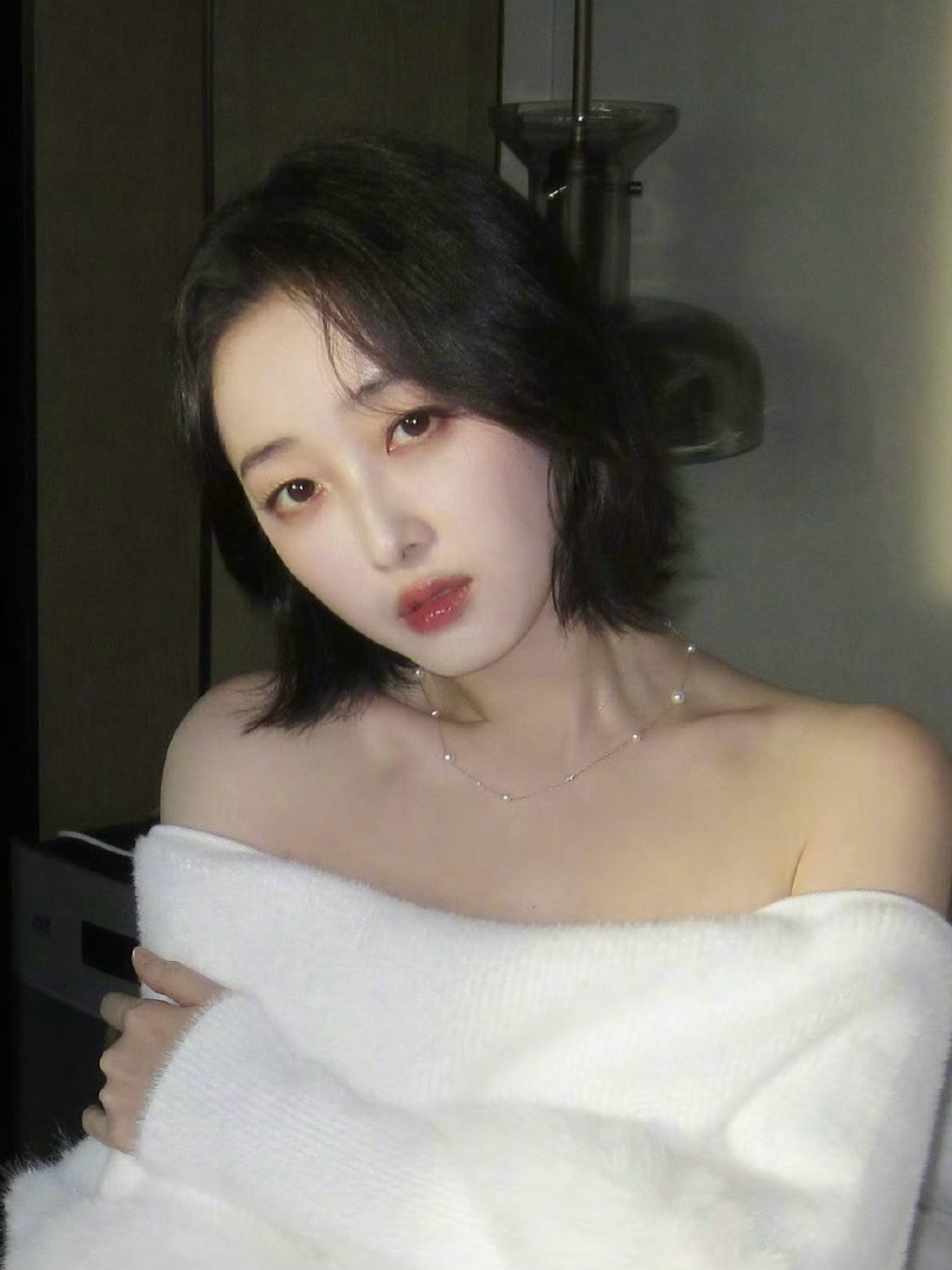 蒋梦婕白衣柔美，满满的清新气息