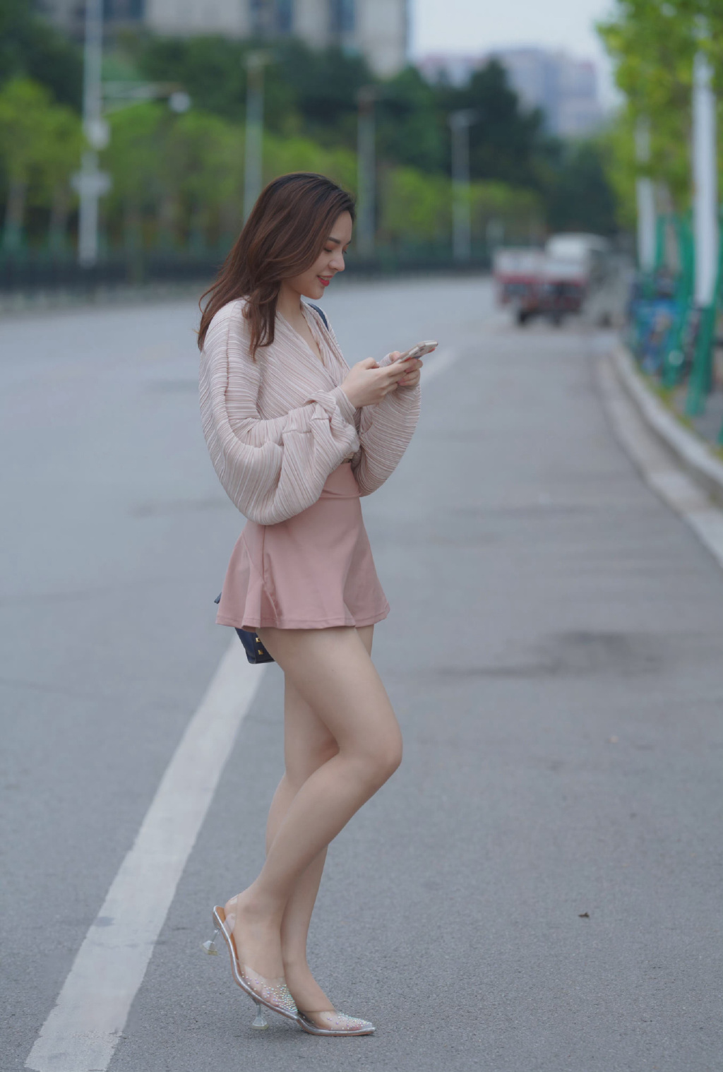 美女的裙子太短了，故意露底了吗