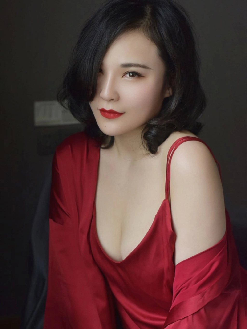红裙少妇，酥胸半露等君来