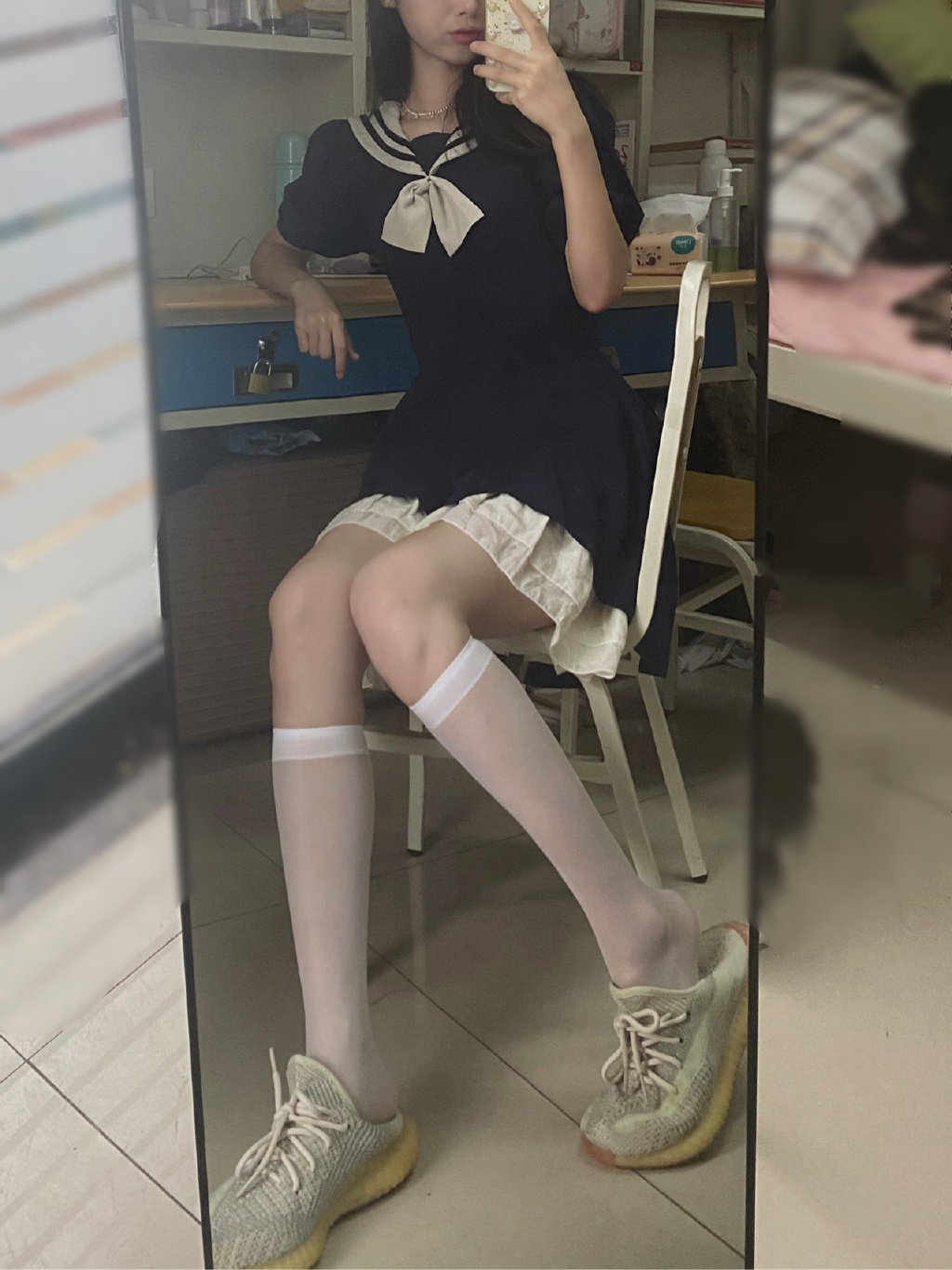 穿好丝袜，出去约会