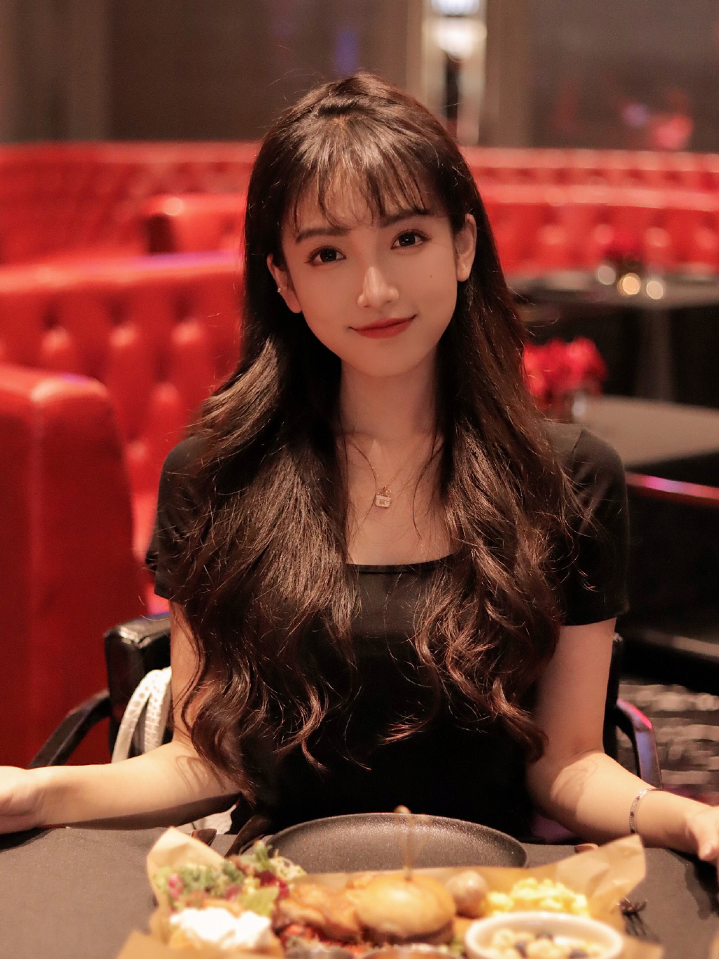 她太漂亮了，我没心思吃饭