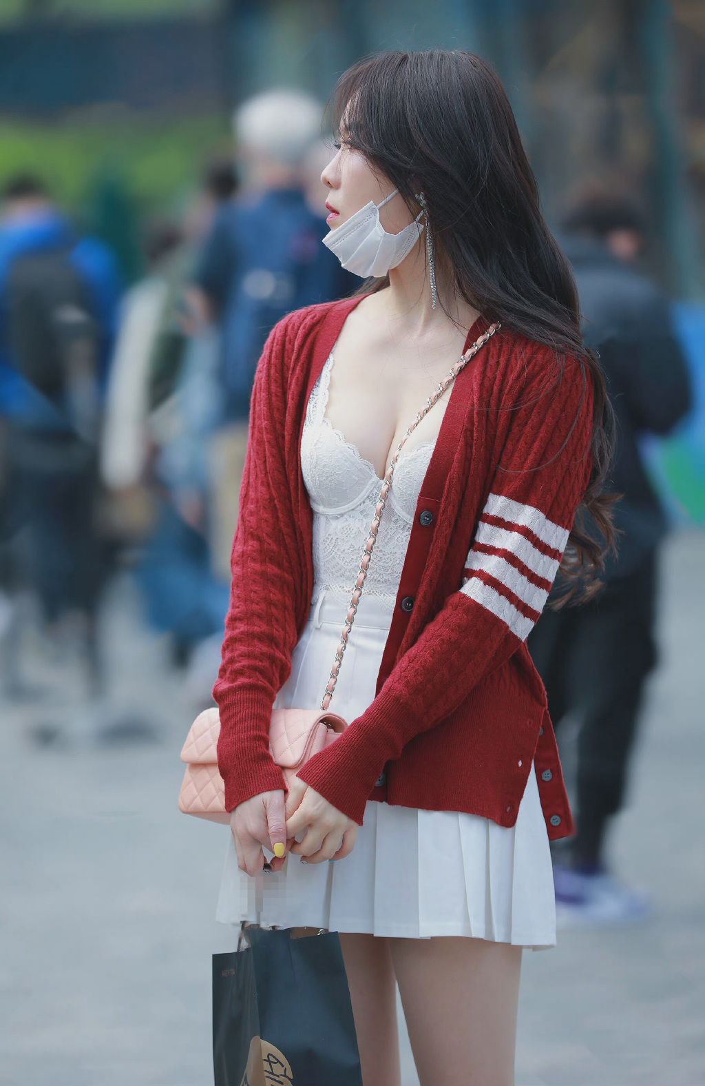 明人不说暗话，想让她吸一下！