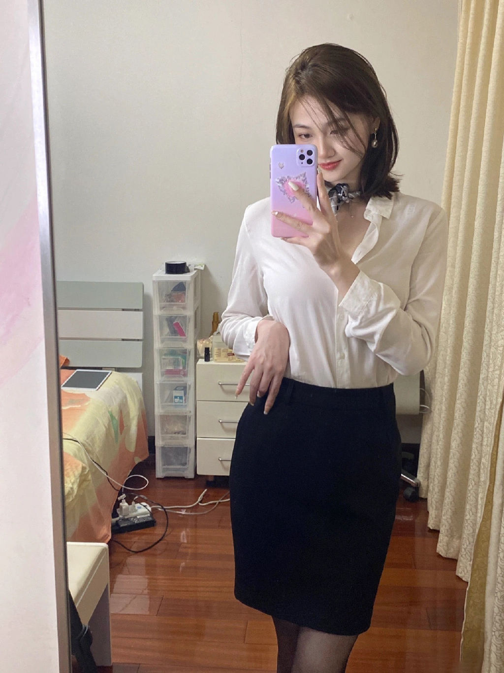 多年的秘书经验让我养成了在家也穿正装的习惯