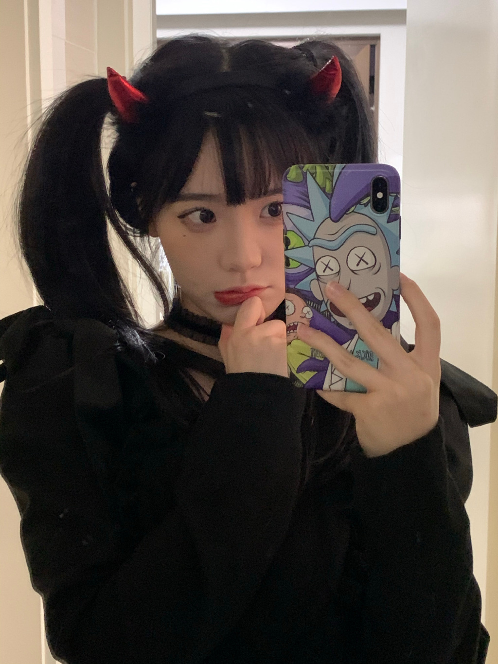 颜值小魔女自拍照，表情很诱惑