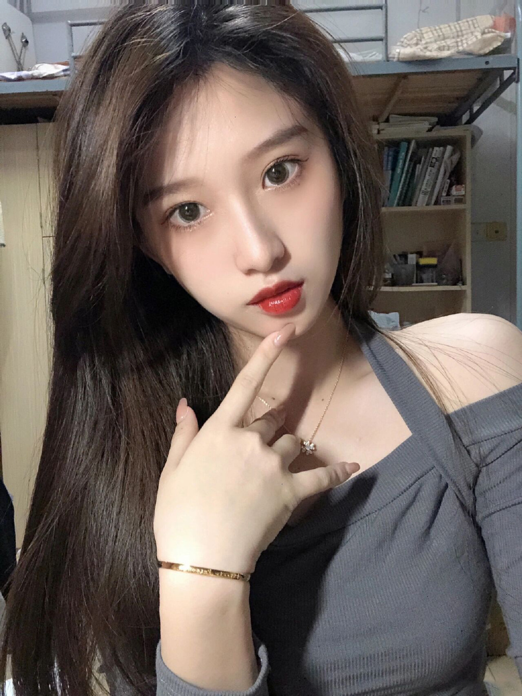 来女生宿舍玩吧，穿裙子给你看