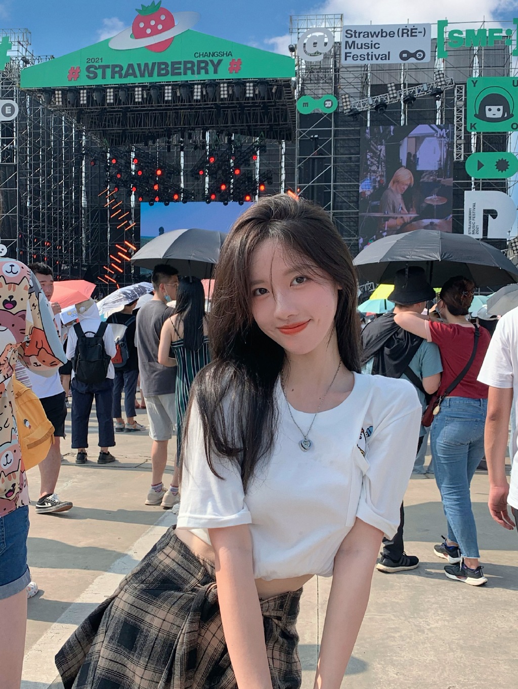 在草莓音乐节拍美女