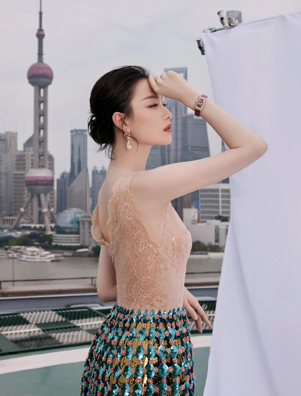 第24届上海国际电影节 倪妮香槟色拼接礼服裙凸显曼妙身姿