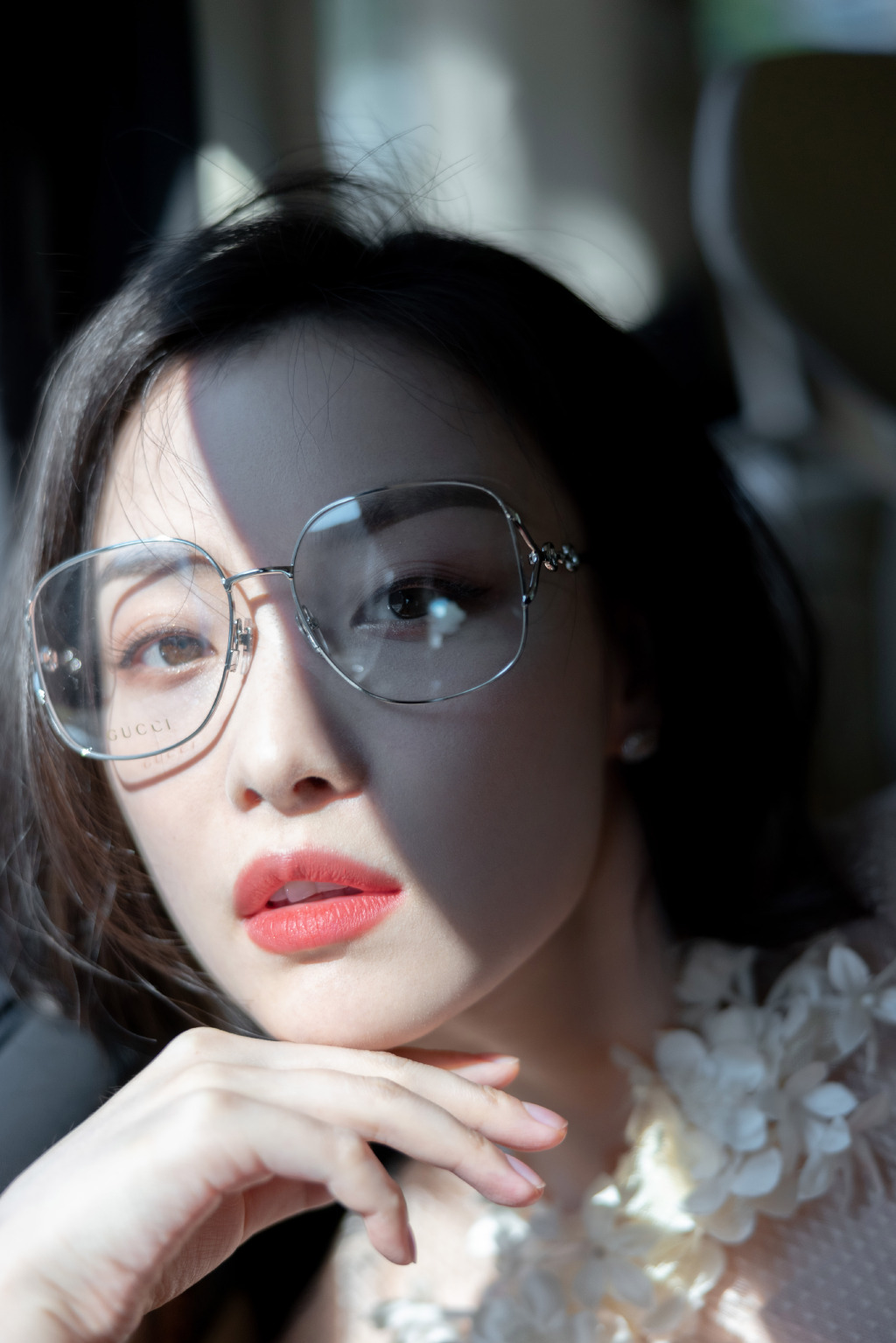 风情万种的倪妮，明媚可爱又风情