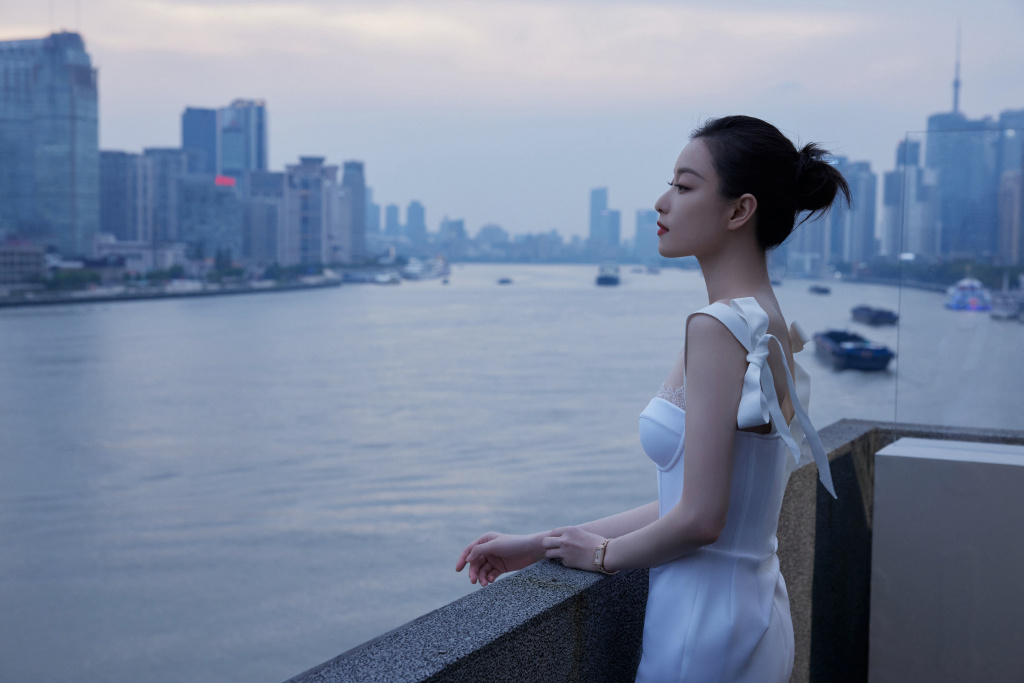 倪妮一袭白色修身吊带裙，别样魅力美翻天