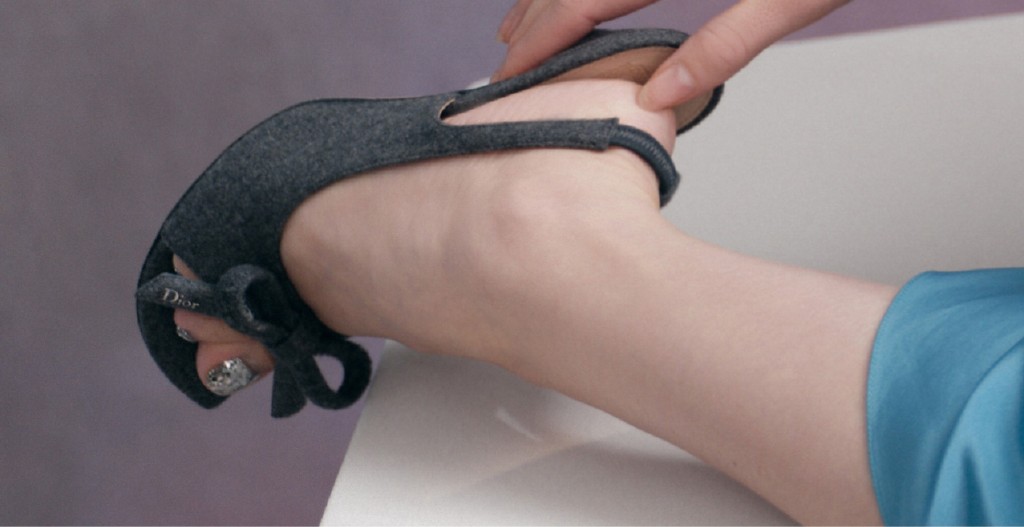 迪丽热巴蓝色长裙，一字带高跟凉鞋👠