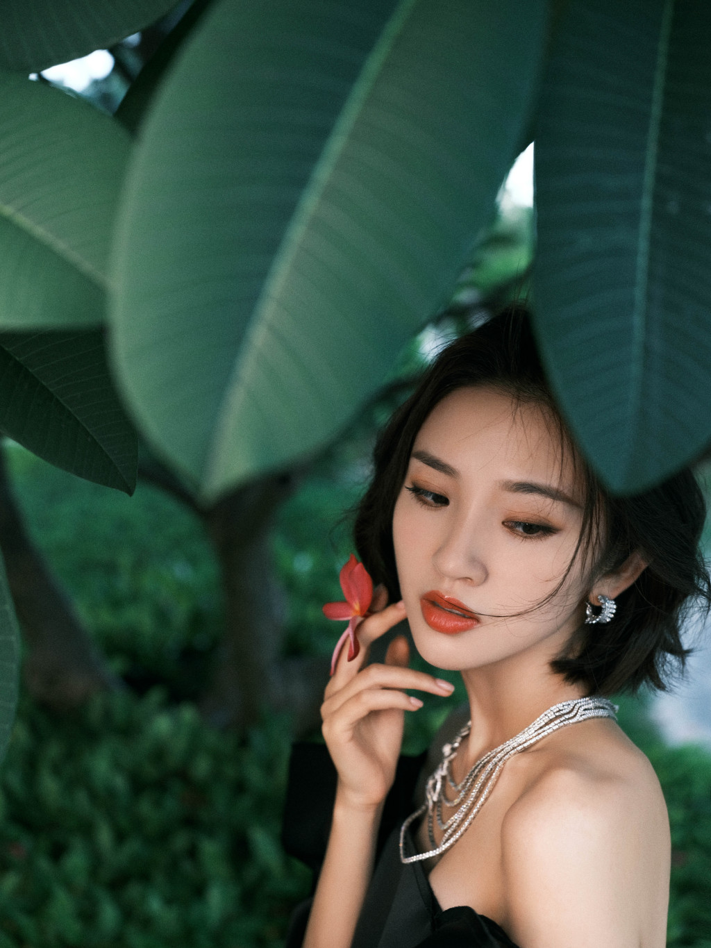唐艺昕黑色露肩裙，华贵灵动暗涌其间