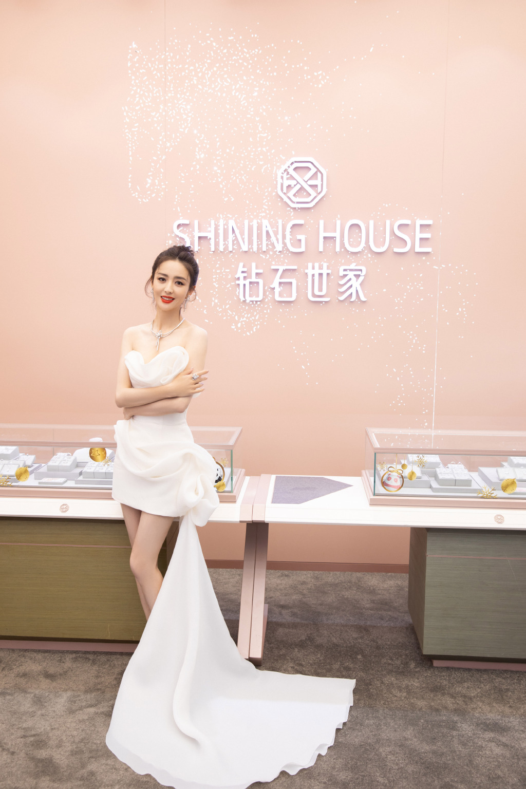 佟丽娅亮相品牌活动 一袭白裙大秀美腿